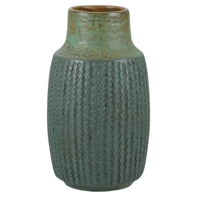 Mari Simmulson pour Upsala Ekeby. Vase en céramique au motif géométrique.
