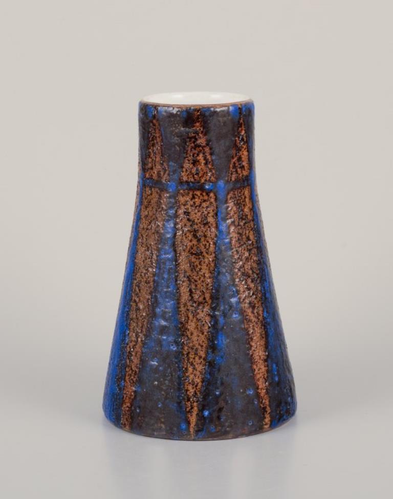 Mari Simmulson per Upsala Ekeby. 
Vaso in ceramica con smalto blu e color terra.
Approssimativamente dagli anni '60.
Model 4466.
Contrassegnato.
In perfette condizioni.
Dimensioni: D 11,0 cm x 17,5 cm.