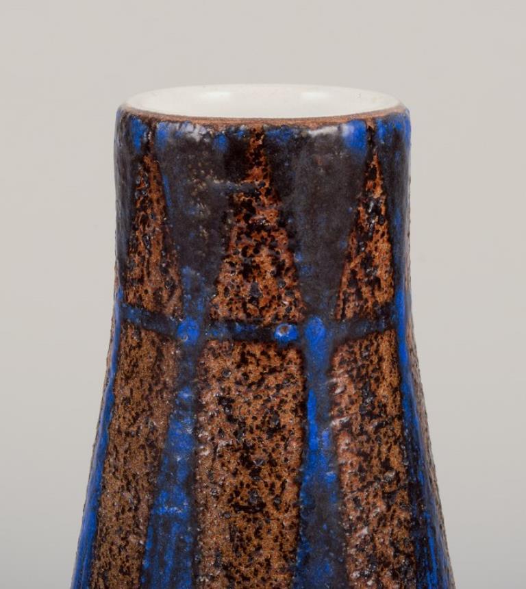 Scandinavo moderno Mari Simmulson per Upsala Ekeby. Vaso in ceramica con smalto blu e color terra. in vendita