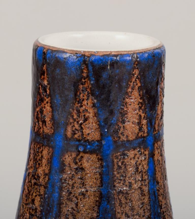 Smaltato Mari Simmulson per Upsala Ekeby. Vaso in ceramica con smalto blu e color terra. in vendita
