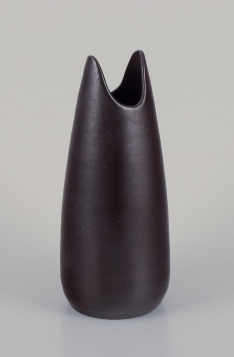 Mari Simmulson (1911-2000) per Upsala Ekeby. 
Vaso in ceramica con smalto marrone scuro.
Metà del XX secolo.
Contrassegnato.
In perfette condizioni.
Dimensioni: H. H. 22,0 cm x P. 9,0 cm.