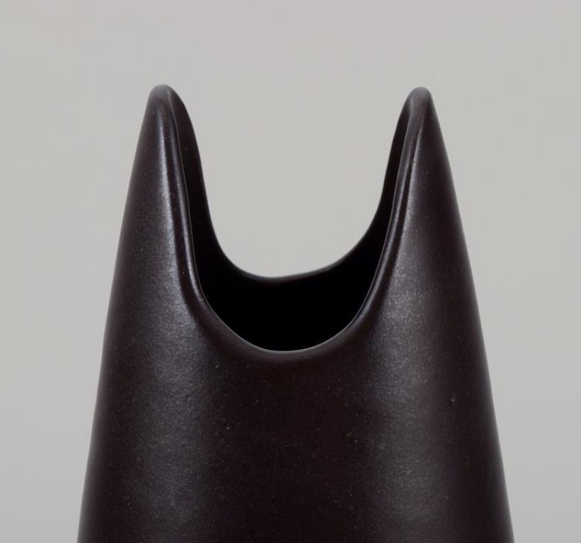 Scandinavo moderno Mari Simmulson per Upsala Ekeby. Vaso in ceramica con smalto marrone scuro. in vendita