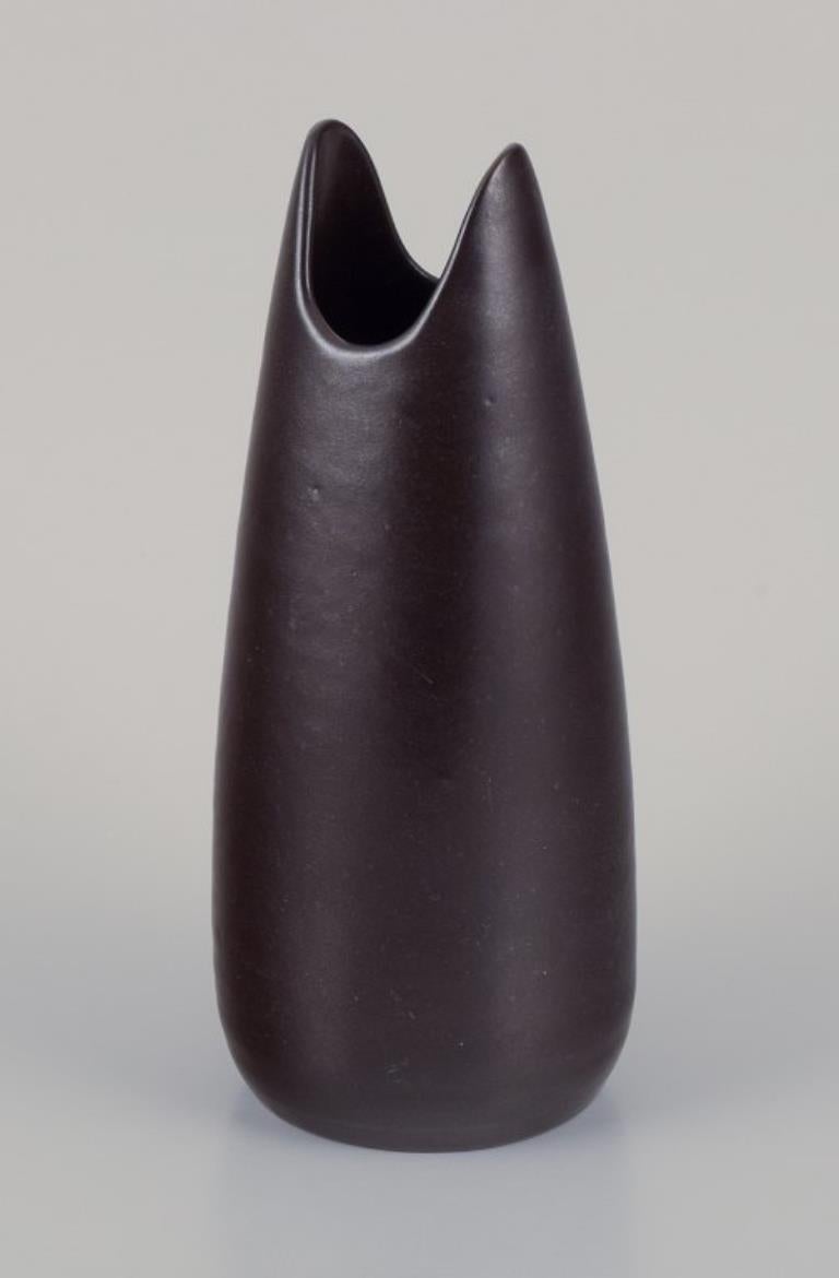 Svedese Mari Simmulson per Upsala Ekeby. Vaso in ceramica con smalto marrone scuro. in vendita