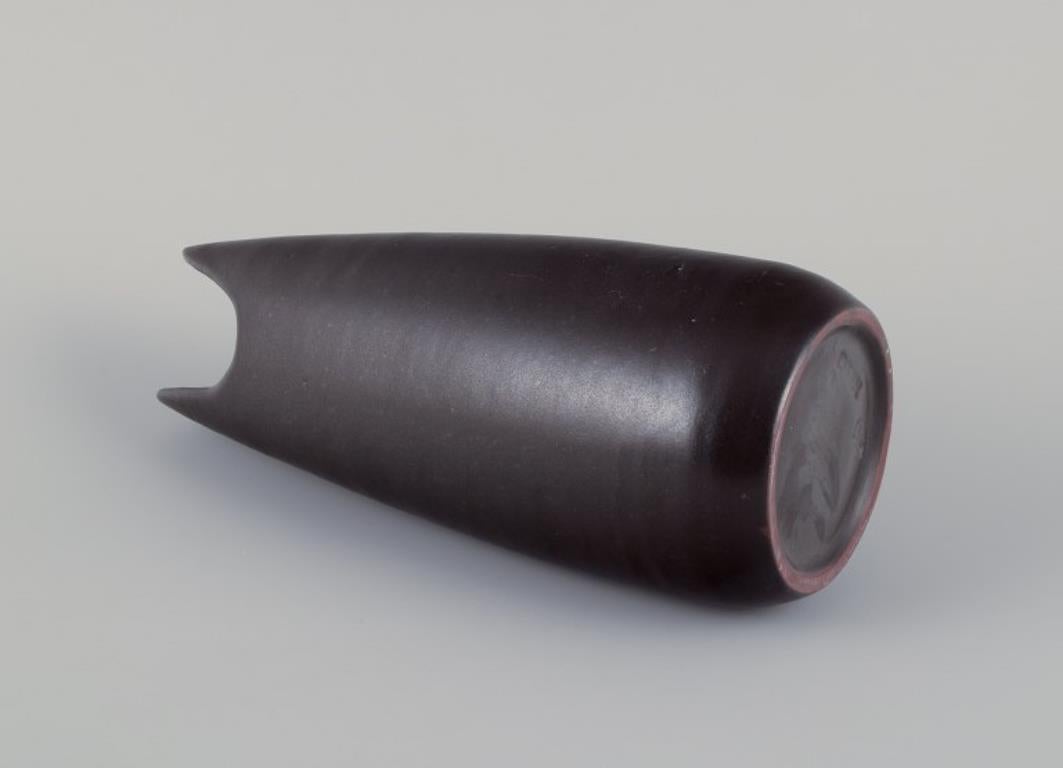 Smaltato Mari Simmulson per Upsala Ekeby. Vaso in ceramica con smalto marrone scuro. in vendita