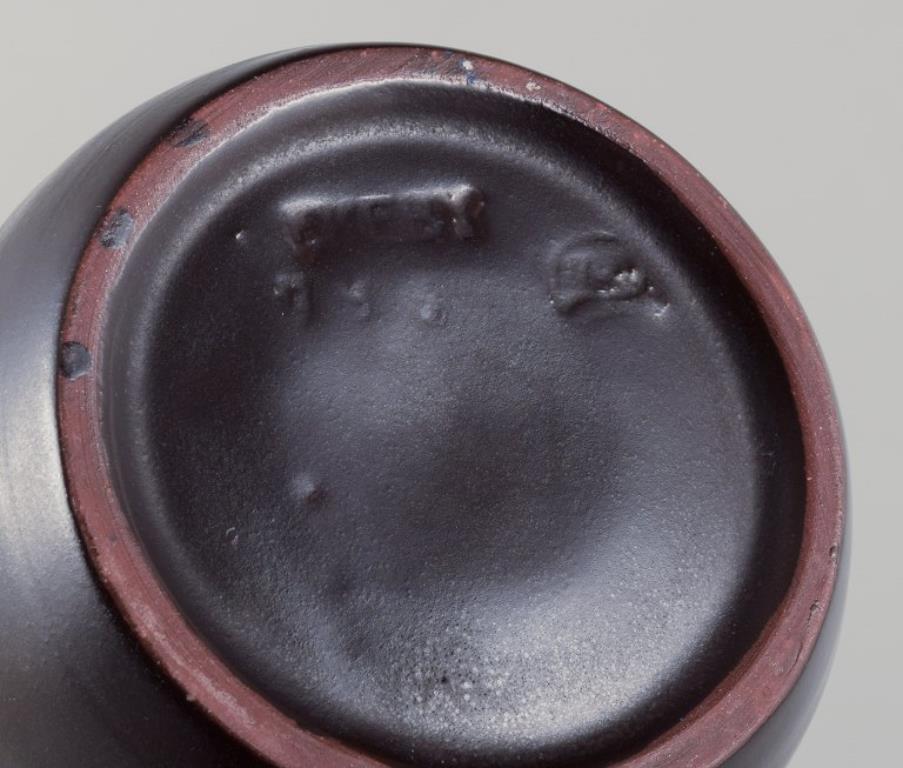 Mari Simmulson per Upsala Ekeby. Vaso in ceramica con smalto marrone scuro. In condizioni ottime in vendita a Copenhagen, DK