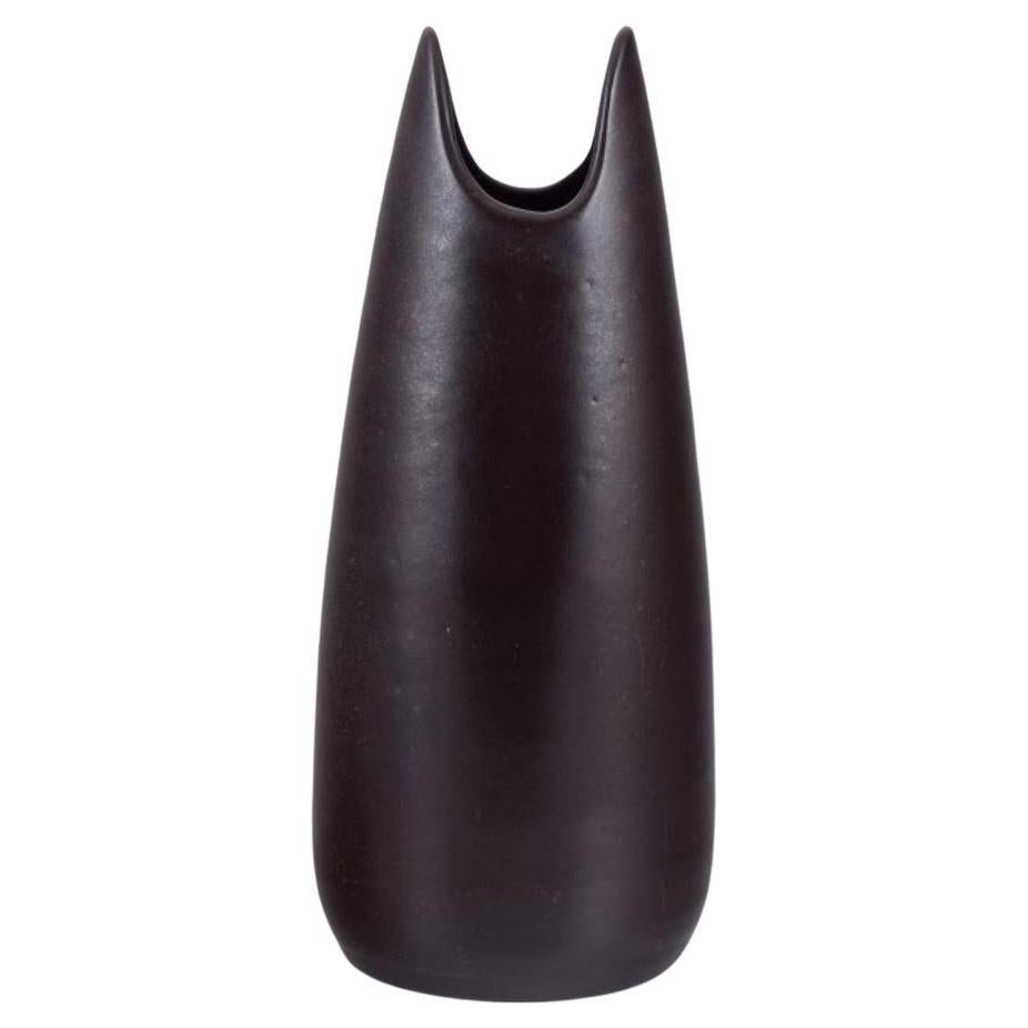Mari Simmulson per Upsala Ekeby. Vaso in ceramica con smalto marrone scuro.