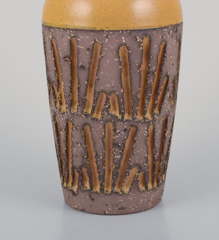 Scandinave moderne Mari Simmulson pour Upsala Ekeby. Vase en céramique à glaçure jaune ocre. en vente