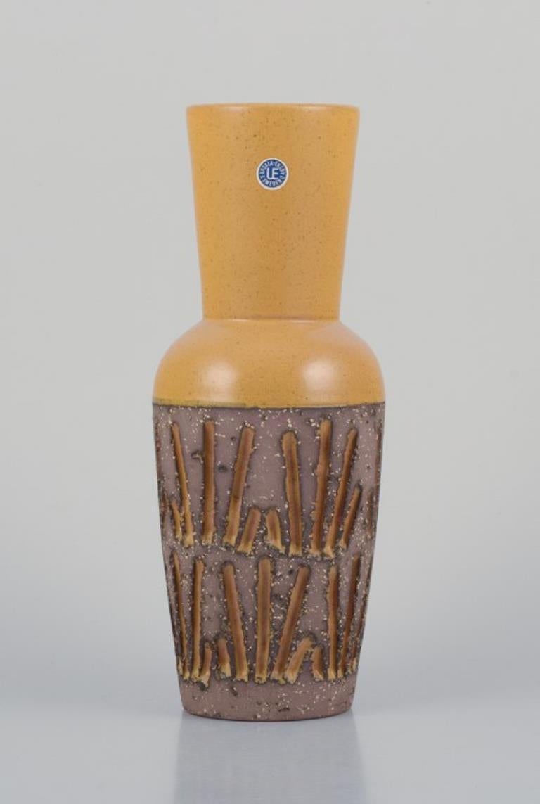 Suédois Mari Simmulson pour Upsala Ekeby. Vase en céramique à glaçure jaune ocre. en vente