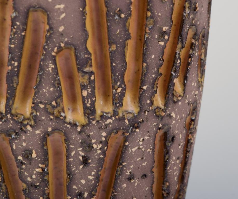Vernissé Mari Simmulson pour Upsala Ekeby. Vase en céramique à glaçure jaune ocre. en vente