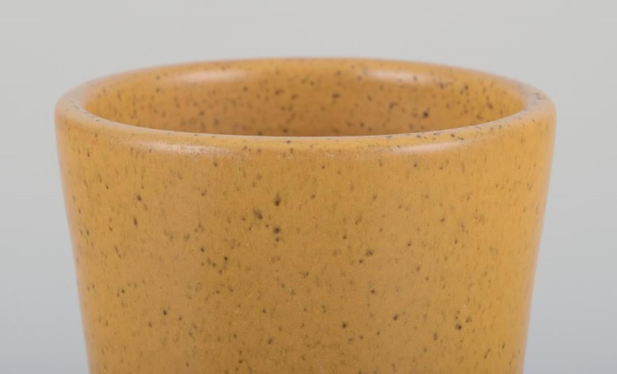 Mari Simmulson pour Upsala Ekeby. Vase en céramique à glaçure jaune ocre. Excellent état - En vente à Copenhagen, DK