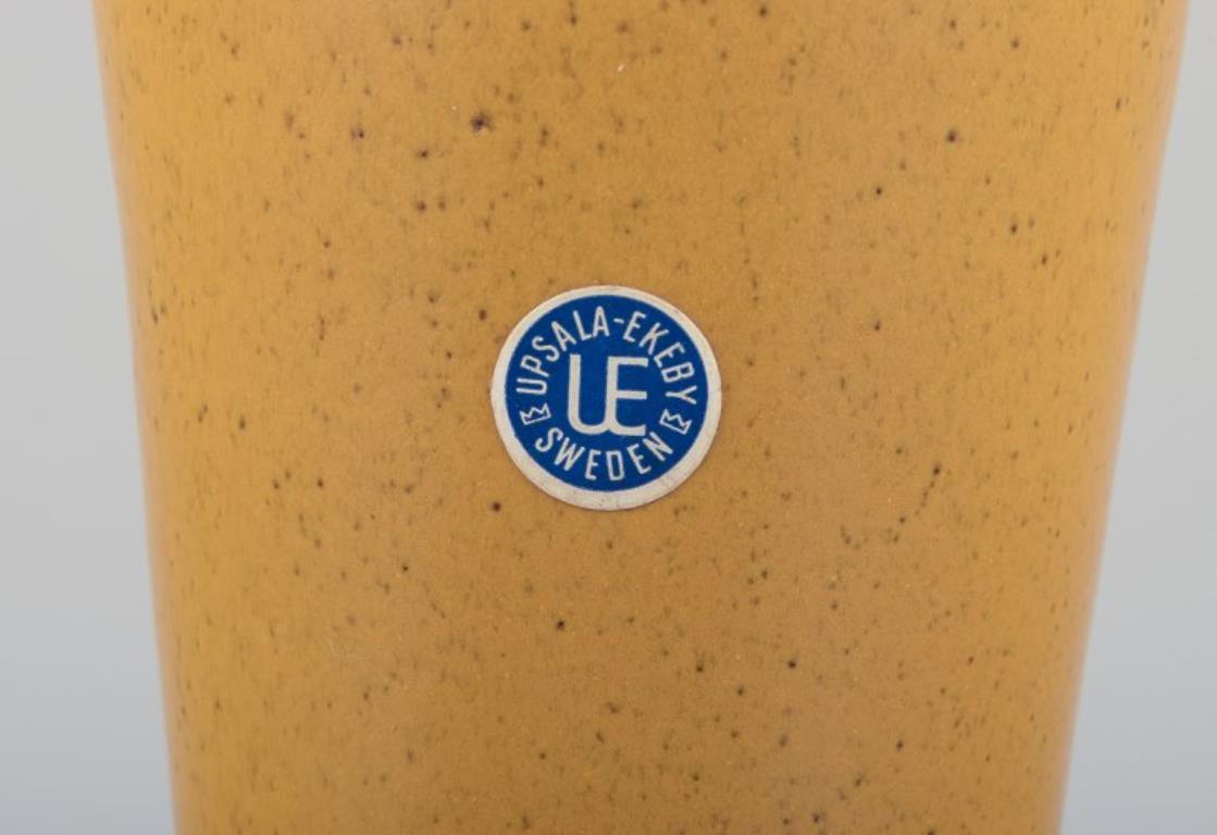 Milieu du XXe siècle Mari Simmulson pour Upsala Ekeby. Vase en céramique à glaçure jaune ocre. en vente