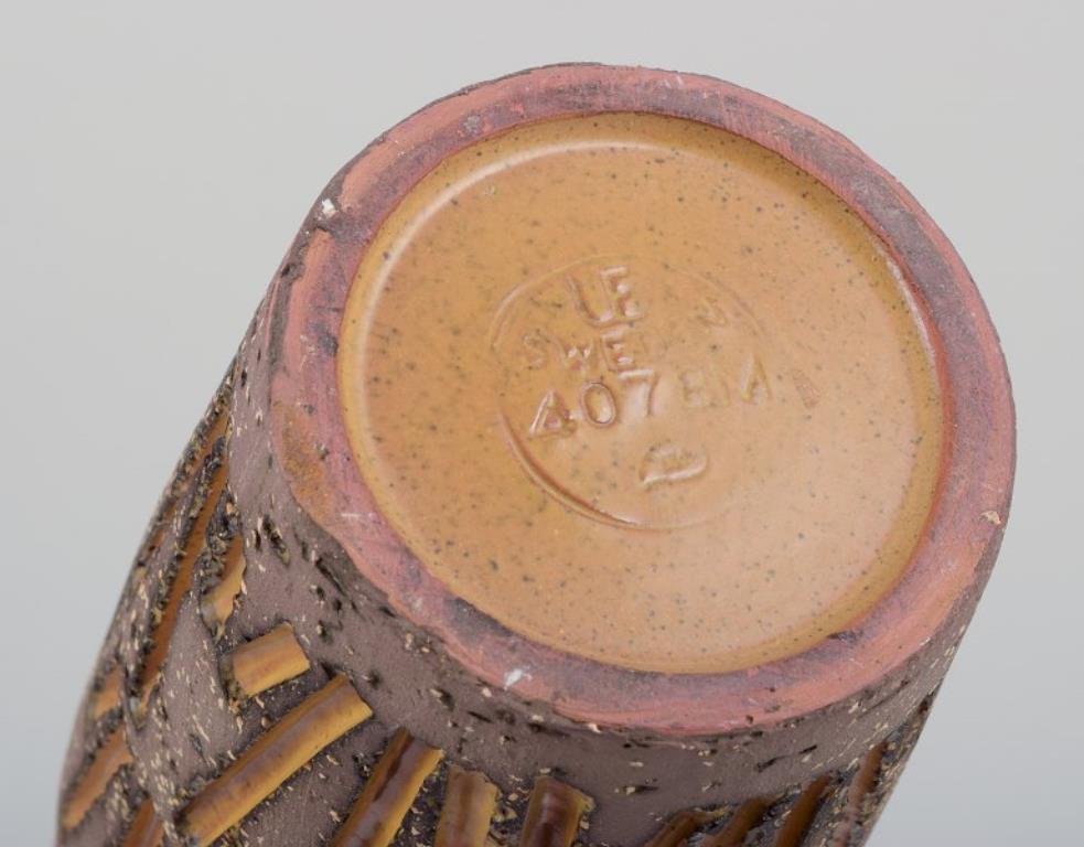 Mari Simmulson pour Upsala Ekeby. Vase en céramique à glaçure jaune ocre. en vente 1