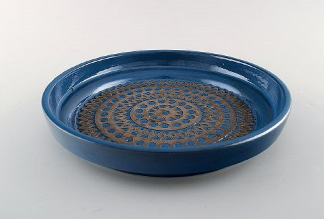 Mari Simmulson for Upsala-Ekeby. Dish in glazed stoneware with a geometric pattern. Beautiful glaze in brown and blue shades, 1960s.
In very good condition.
Measures: 26.5 x 4.5 cm
Stamped.