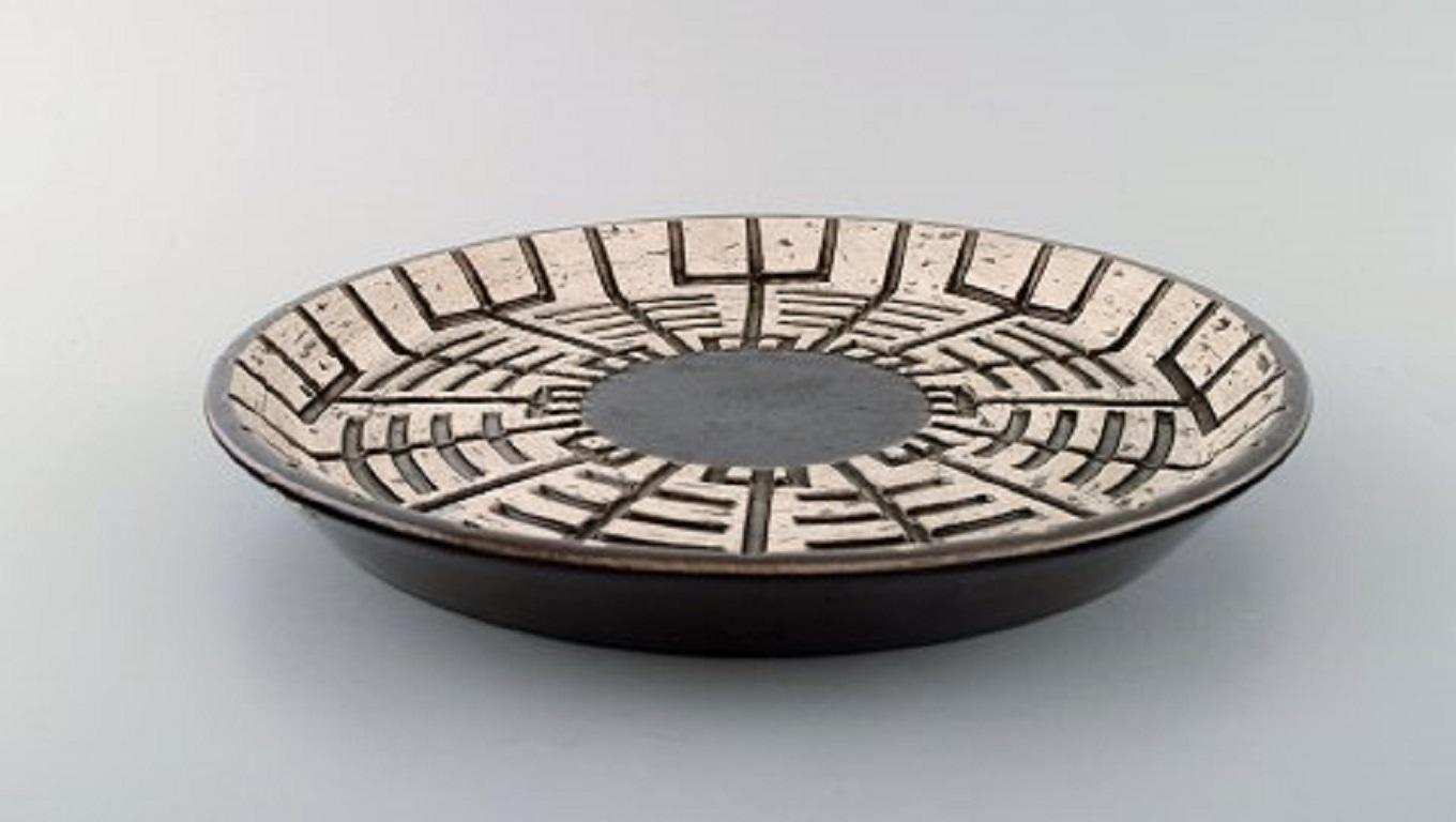 Mari Simmulson for Upsala-Ekeby. Dish in glazed stoneware with a geometric pattern, 1960s.
In very good condition.
Measures: 30 x 4 cm
Stamped.
       