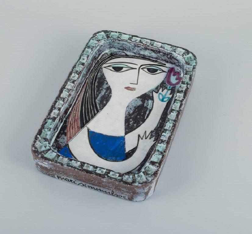 Mari Simmulson for Upsala-Ekeby. Dish in glazed stoneware with a portrait of a woman. 
1960's.
In very good condition.
Measures: 27,0 x 18,0 x 4.5 cm.
Stamped.
