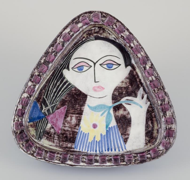 Mari Simmulson für Upsala-Ekeby, Schweden.
Dekorative Schale aus glasiertem Steingut mit einer weiblichen Figur, die eine Blume hält.
1960s.
In perfektem Zustand.
Markiert.
Abmessungen: D 25,0 cm x H 4,0 cm.