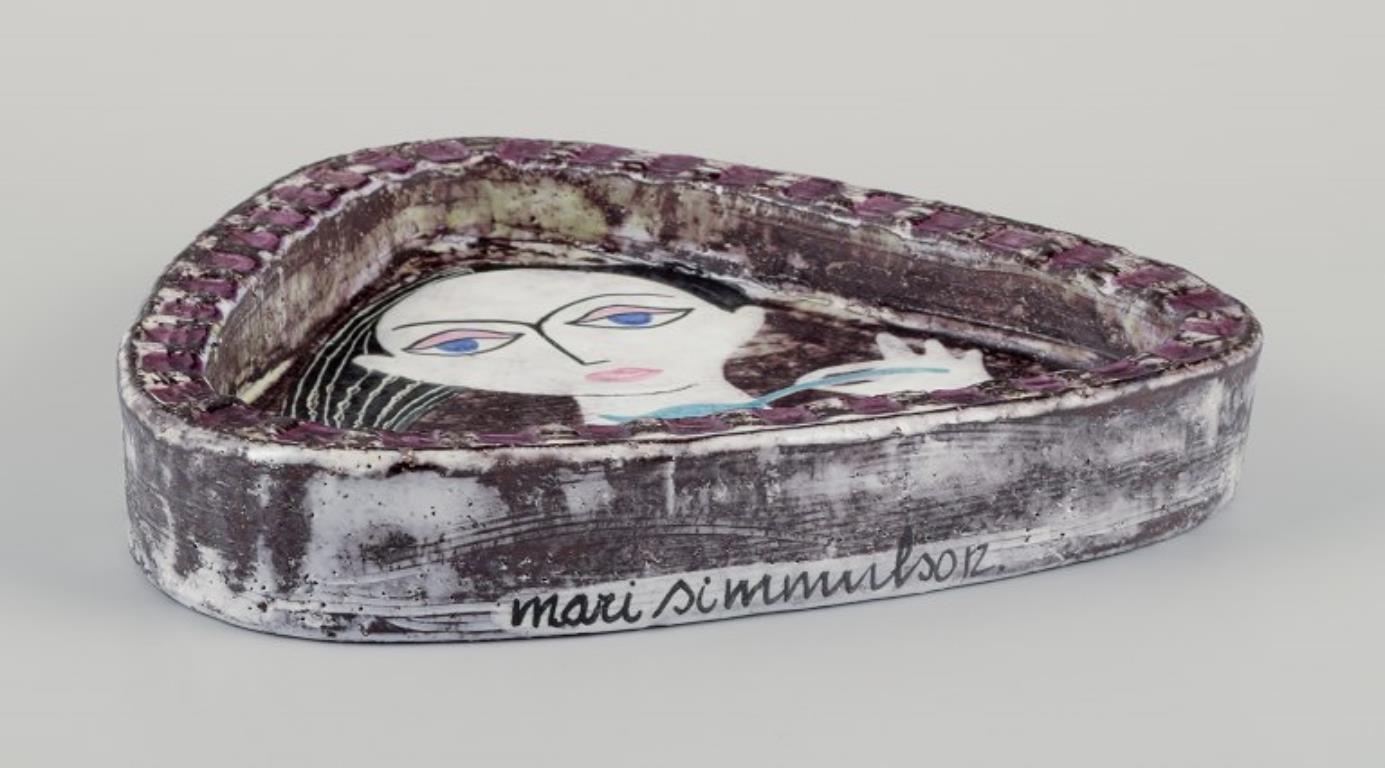 Mari Simmulson für Upsala-Ekeby. Schale aus Steingut mit einem Motiv einer weiblichen Figur (Schwedisch) im Angebot
