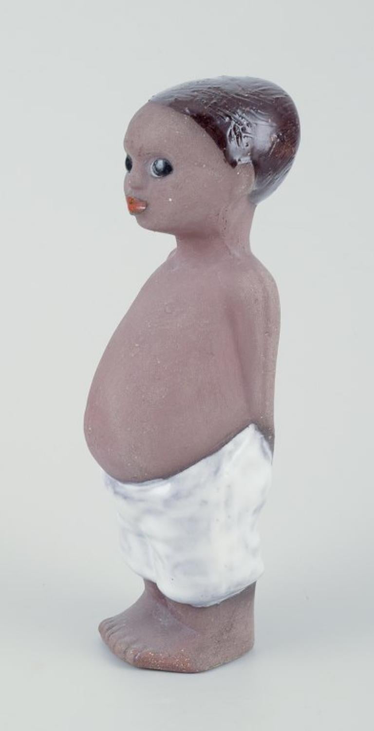 Scandinavo moderno Mari Simmulson per Upsala Ekeby. Figura di bambino in gres smaltato. Ca. 1960 in vendita
