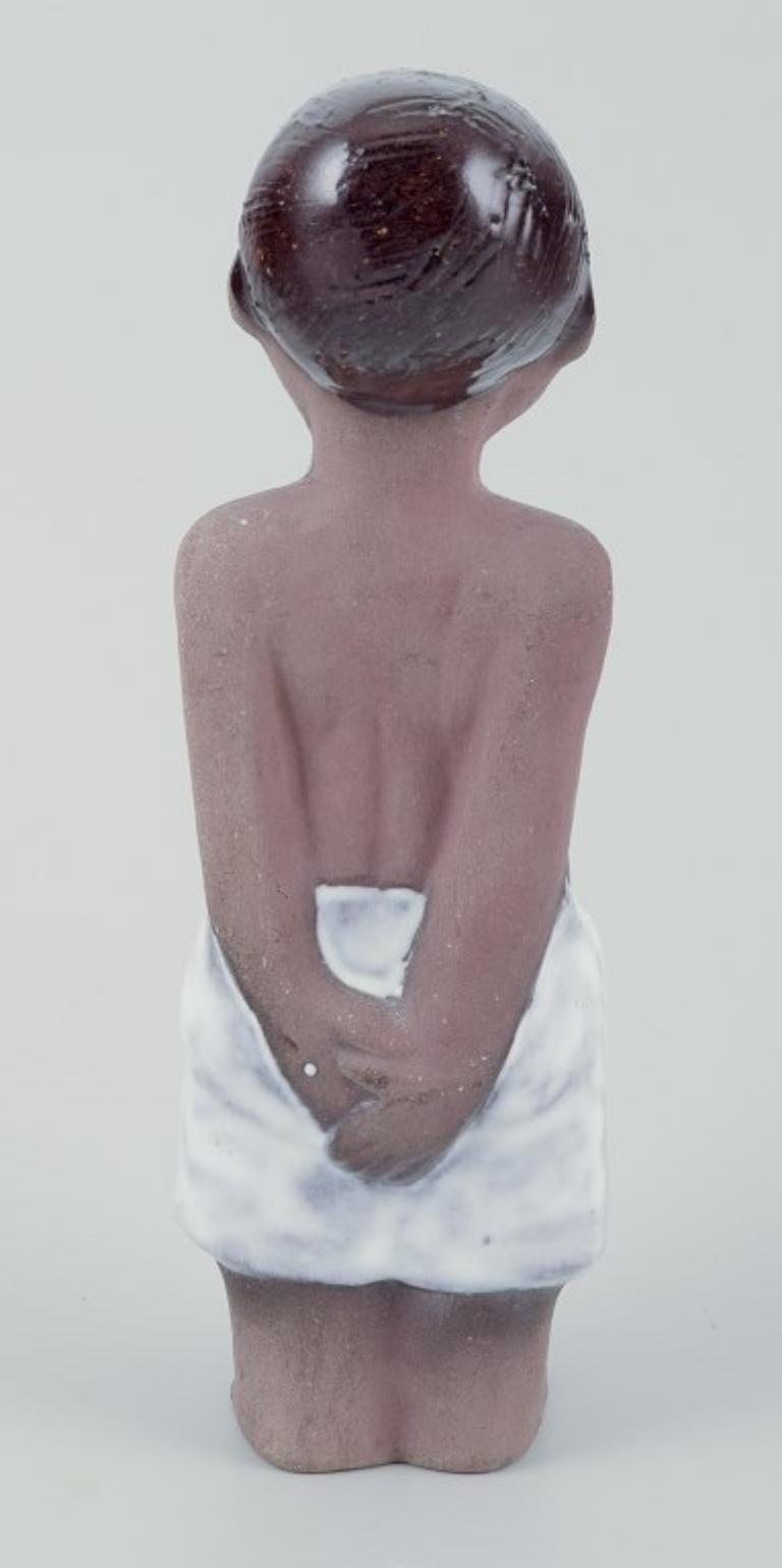 Svedese Mari Simmulson per Upsala Ekeby. Figura di bambino in gres smaltato. Ca. 1960 in vendita