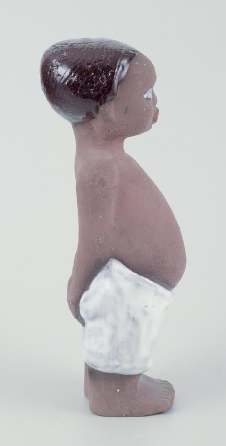 Smaltato Mari Simmulson per Upsala Ekeby. Figura di bambino in gres smaltato. Ca. 1960 in vendita