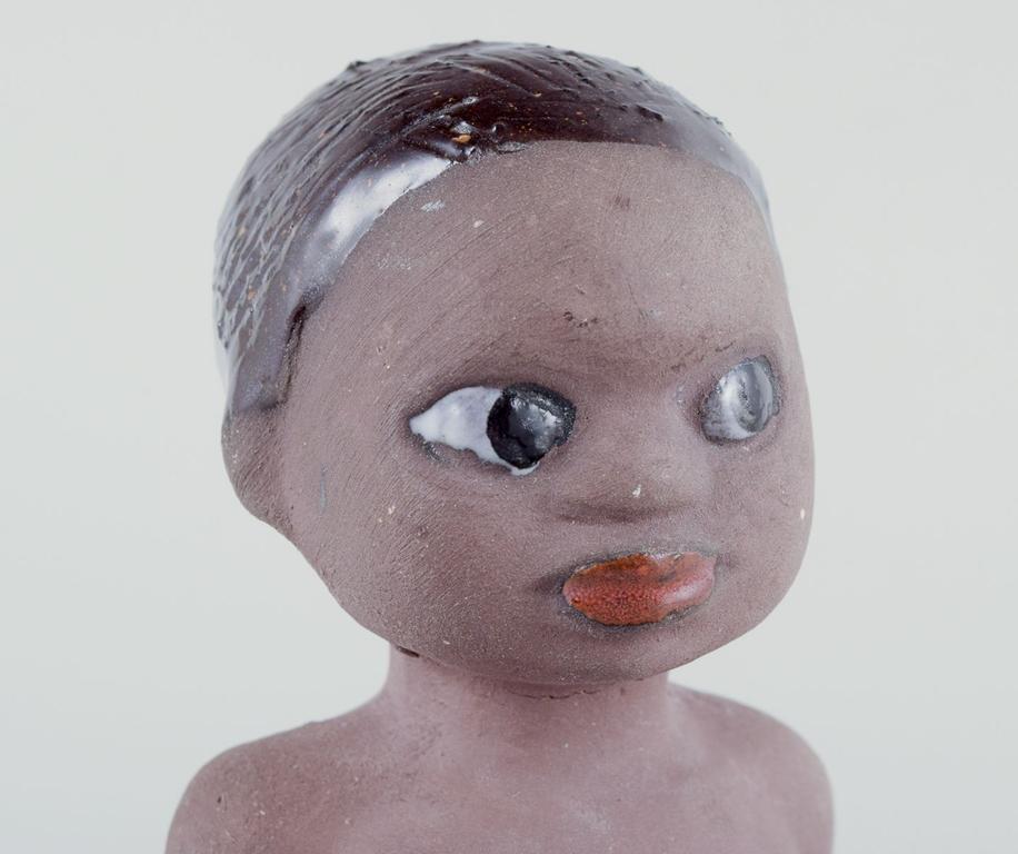 Mari Simmulson per Upsala Ekeby. Figura di bambino in gres smaltato. Ca. 1960 In condizioni ottime in vendita a København, Copenhagen