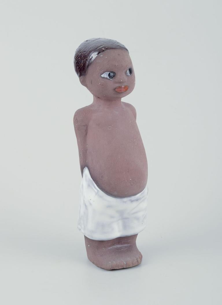 Mari Simmulson per Upsala Ekeby. Figura di bambino in gres smaltato. Ca. 1960 in vendita