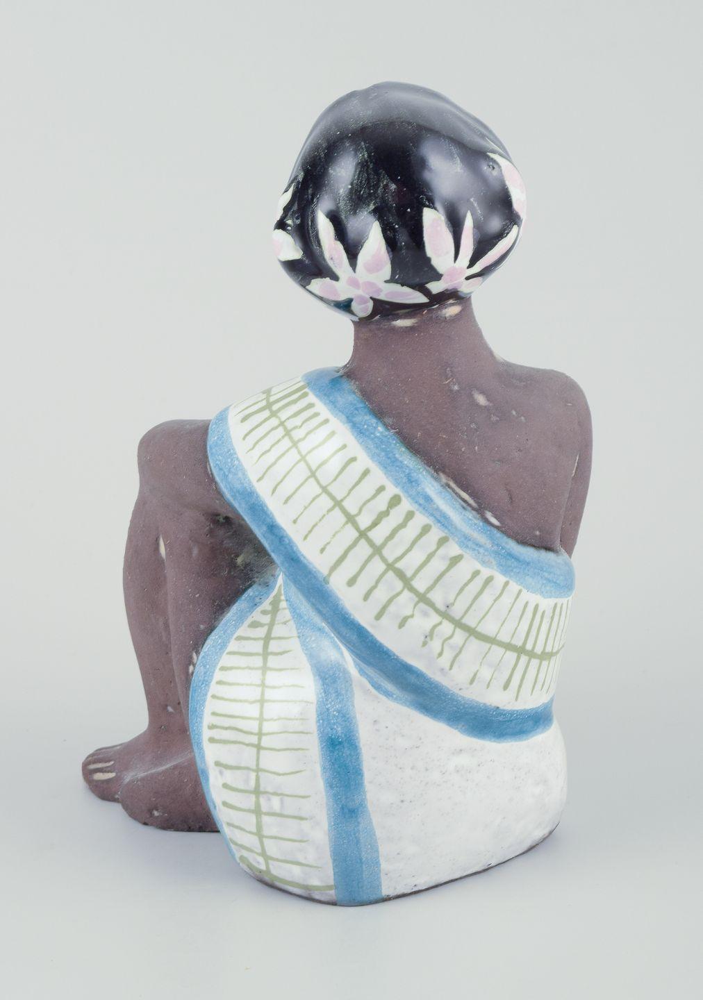 Scandinavo moderno Mari Simmulson per Upsala Ekeby. Figura di donna orientale. Gres smaltato. in vendita