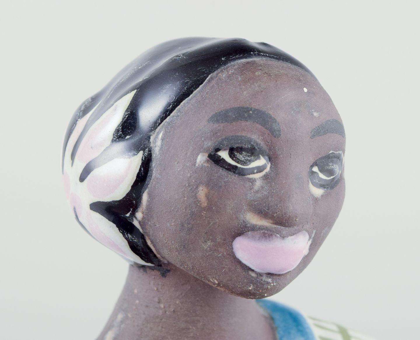 Svedese Mari Simmulson per Upsala Ekeby. Figura di donna orientale. Gres smaltato. in vendita