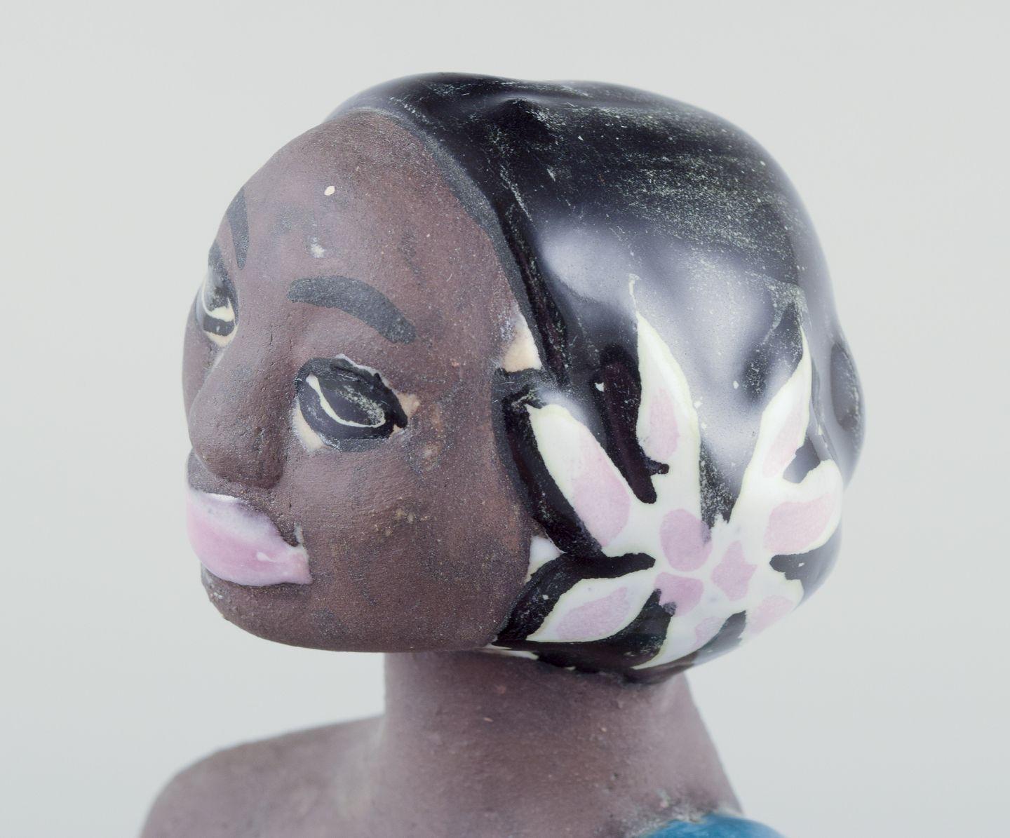 Smaltato Mari Simmulson per Upsala Ekeby. Figura di donna orientale. Gres smaltato. in vendita