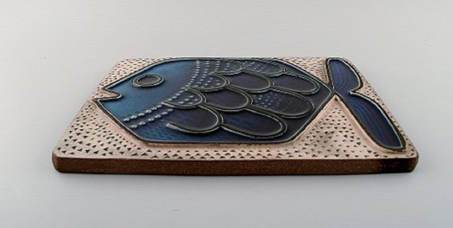 Mari Simmulson for Upsala-Ekeby. Glazed ceramic wall plaque decorated with fish, circa 1960.
Measures: 31 x 23 cm.
In very good condition.
Stamped.

 