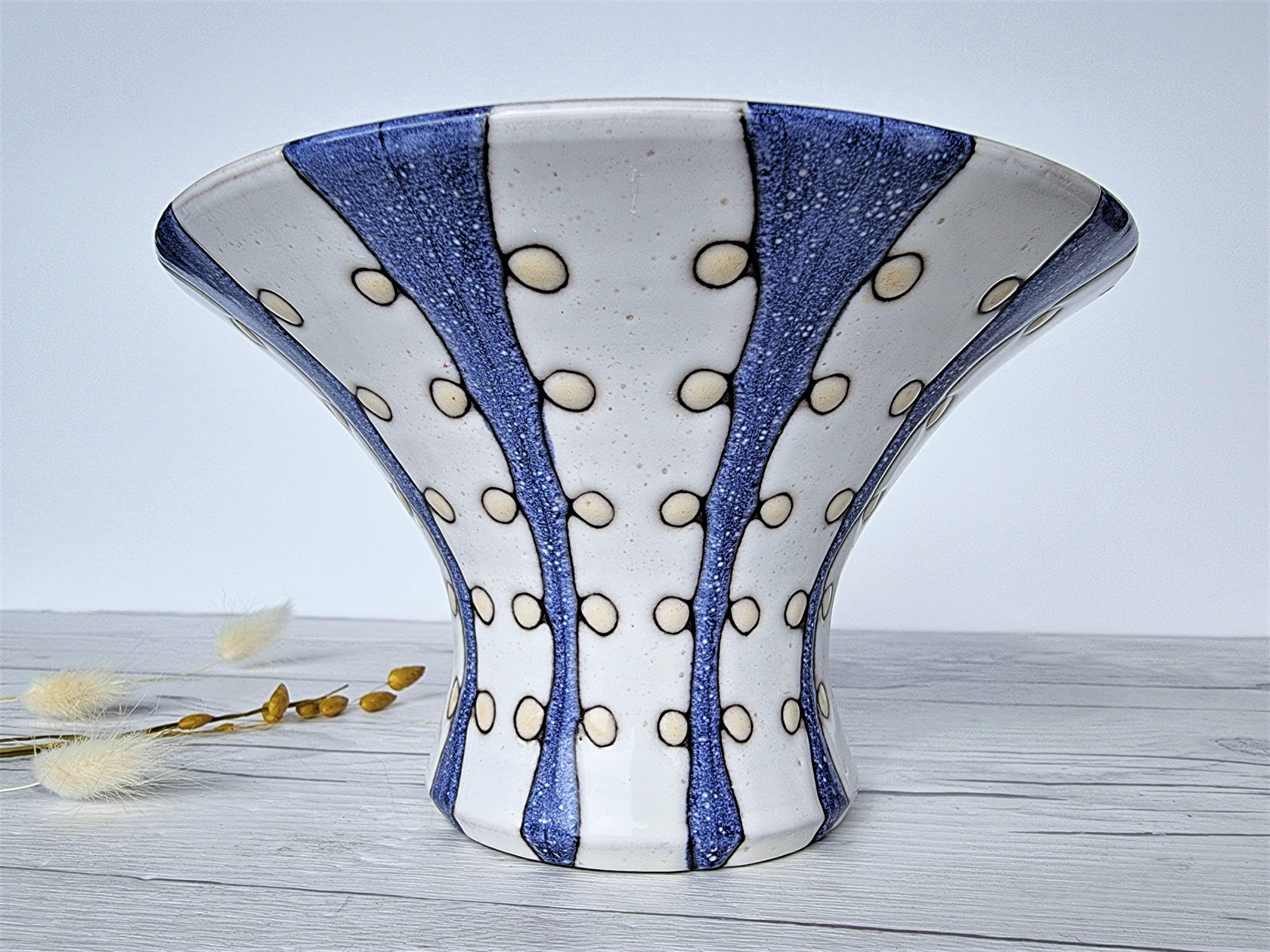 Scandinave moderne Vase à pois à rayures bleues et blanches de Mari Simmulson pour Upsala Ekeby, série Iris en vente