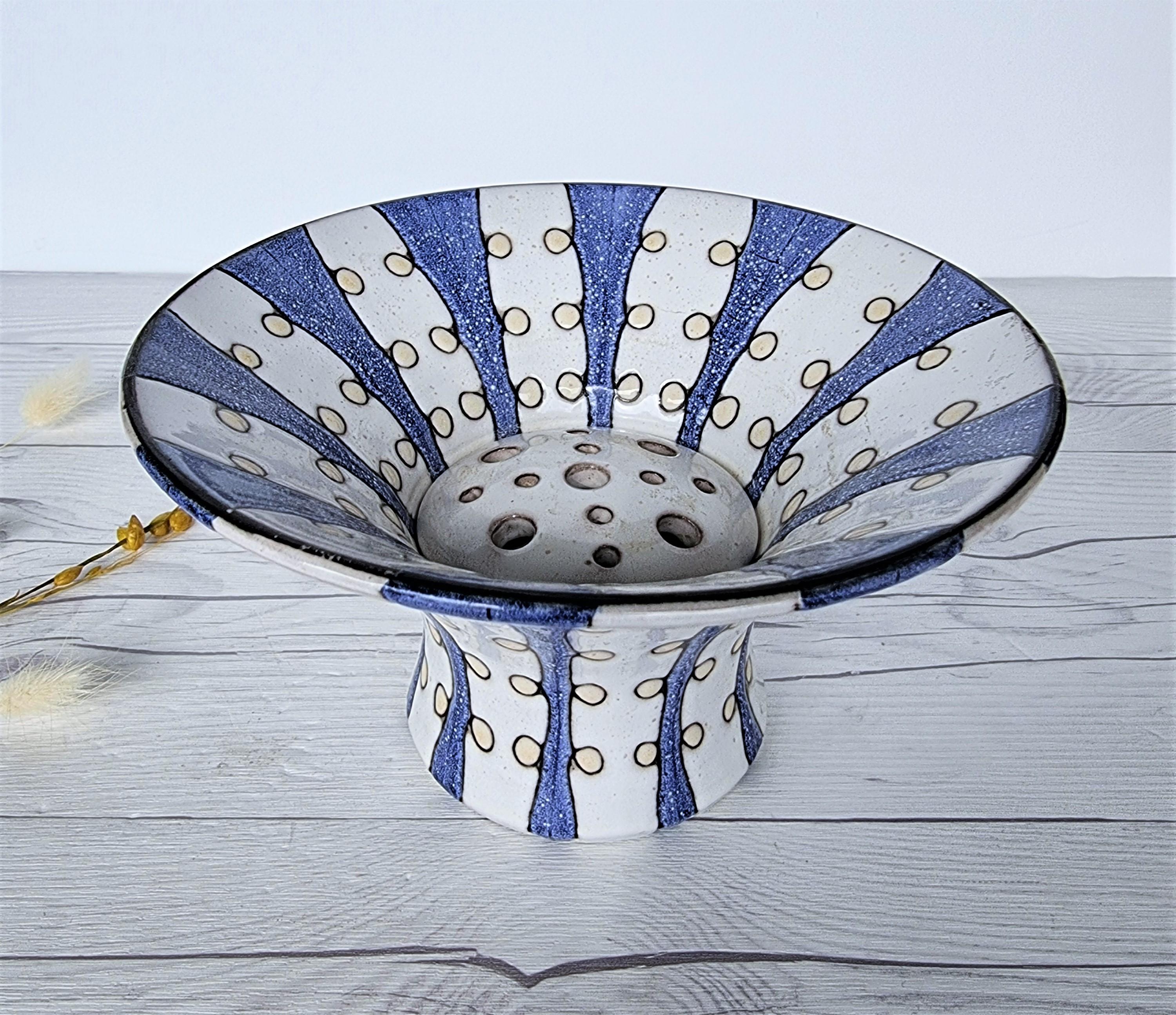 Suédois Vase à pois à rayures bleues et blanches de Mari Simmulson pour Upsala Ekeby, série Iris en vente