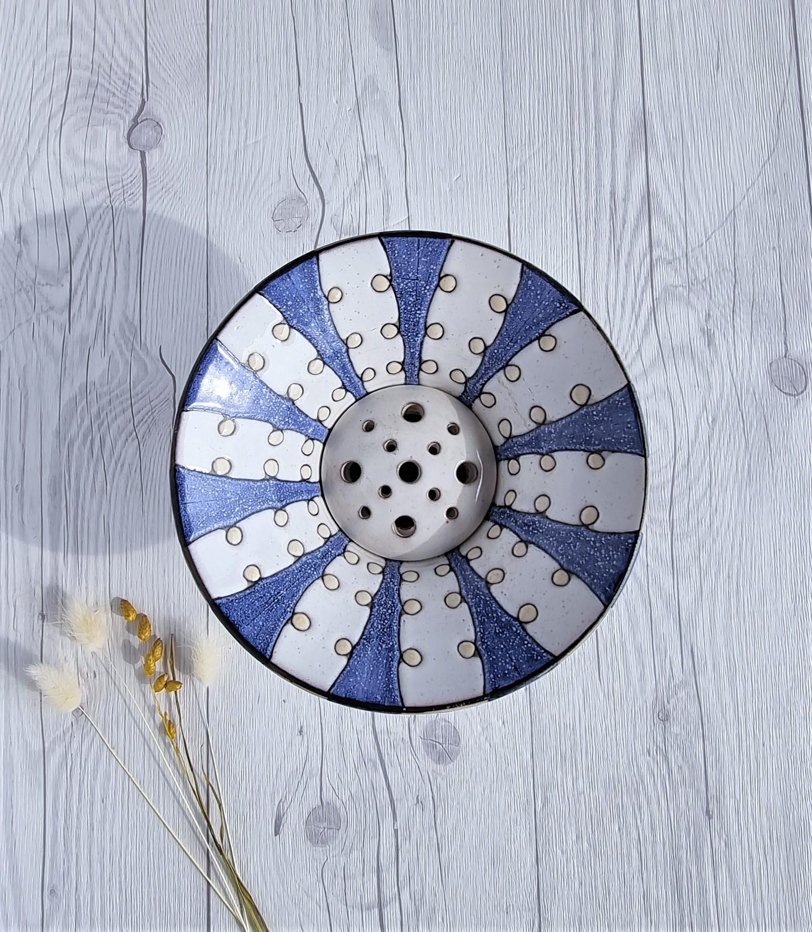 Mari Simmulson für Upsala Ekeby, Iris-Serie, Polka-Vase mit blauen und weißen Streifen (Glasiert) im Angebot