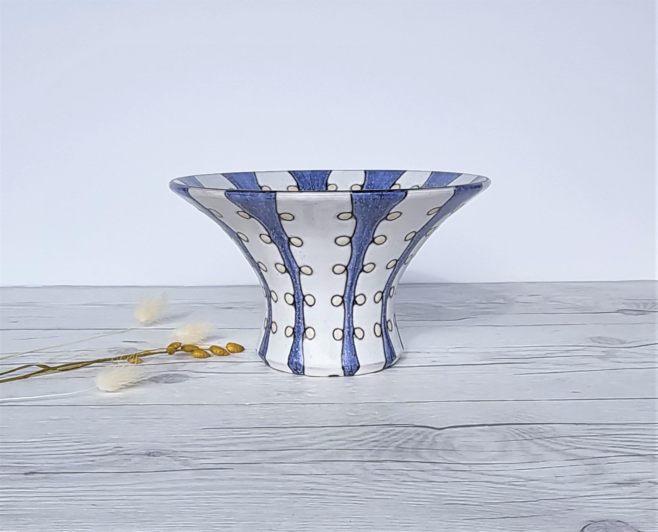 Mari Simmulson für Upsala Ekeby, Iris-Serie, Polka-Vase mit blauen und weißen Streifen (20. Jahrhundert) im Angebot