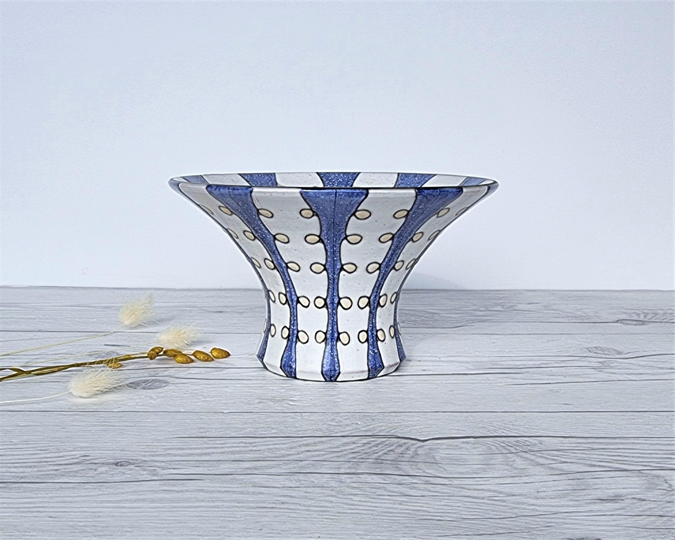 Mari Simmulson für Upsala Ekeby, Iris-Serie, Polka-Vase mit blauen und weißen Streifen (Keramik) im Angebot