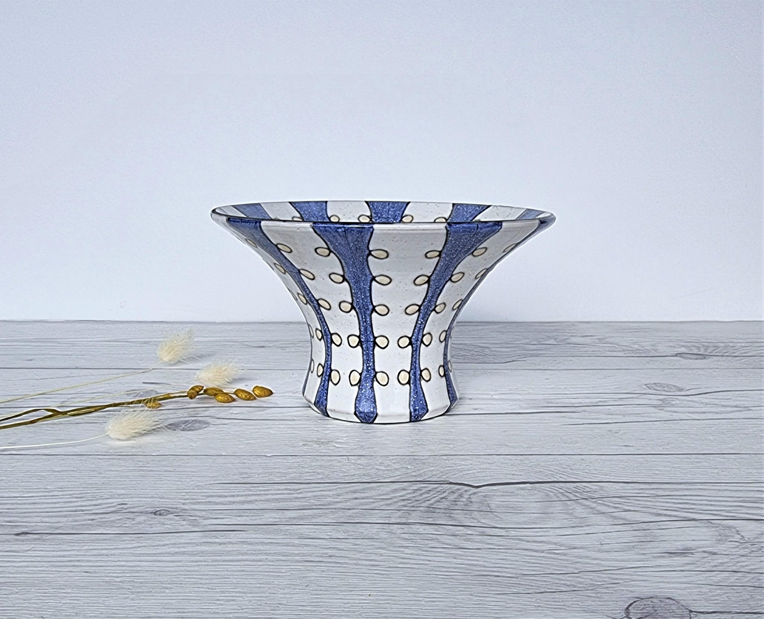 Mari Simmulson für Upsala Ekeby, Iris-Serie, Polka-Vase mit blauen und weißen Streifen im Angebot 1