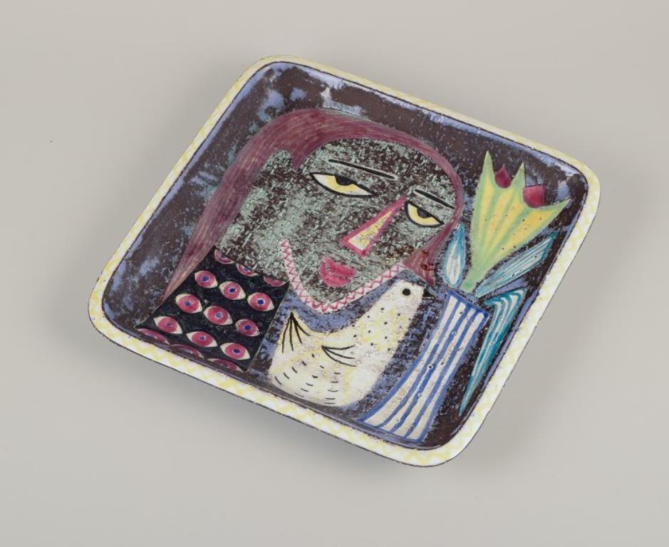 Mari Simmulson (1911-2000) pour Upsala Ekeby. 
Grand bol en céramique. Décorée à la main de motifs représentant un oiseau, des fleurs dans un vase et un visage de femme.
Vers 1960.
Modèle 4063.
Marqué.
En parfait état.
Dimensions : 27,0 cm. x 27,0
