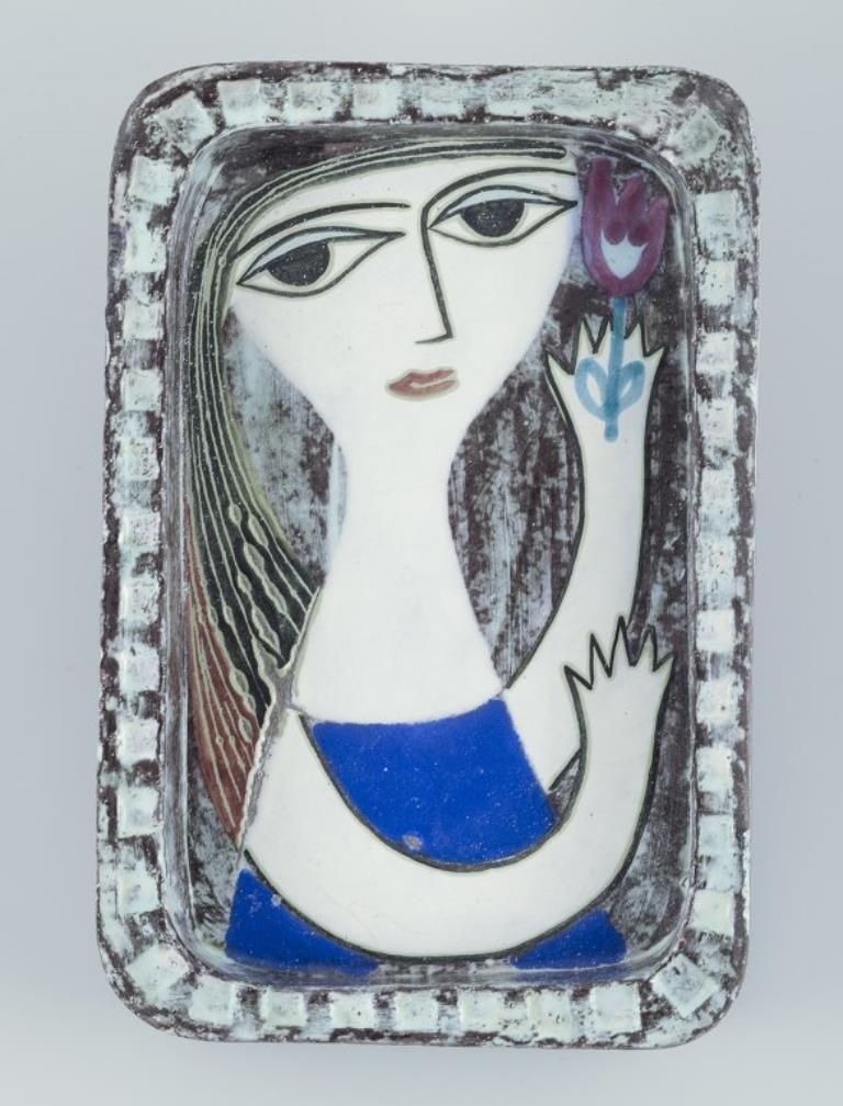 Mari Simmulson para Upsala Ekeby, Suecia.
Gran cuenco de cerámica decorado con un motivo femenino.
1960s.
Model No. 4158.
En perfecto estado.
Firmado.
Dimensiones: L 26,5 cm. x P 17,5 x A 4,5 cm.

Mari Simmulson (1911-2000) es reconocida como una