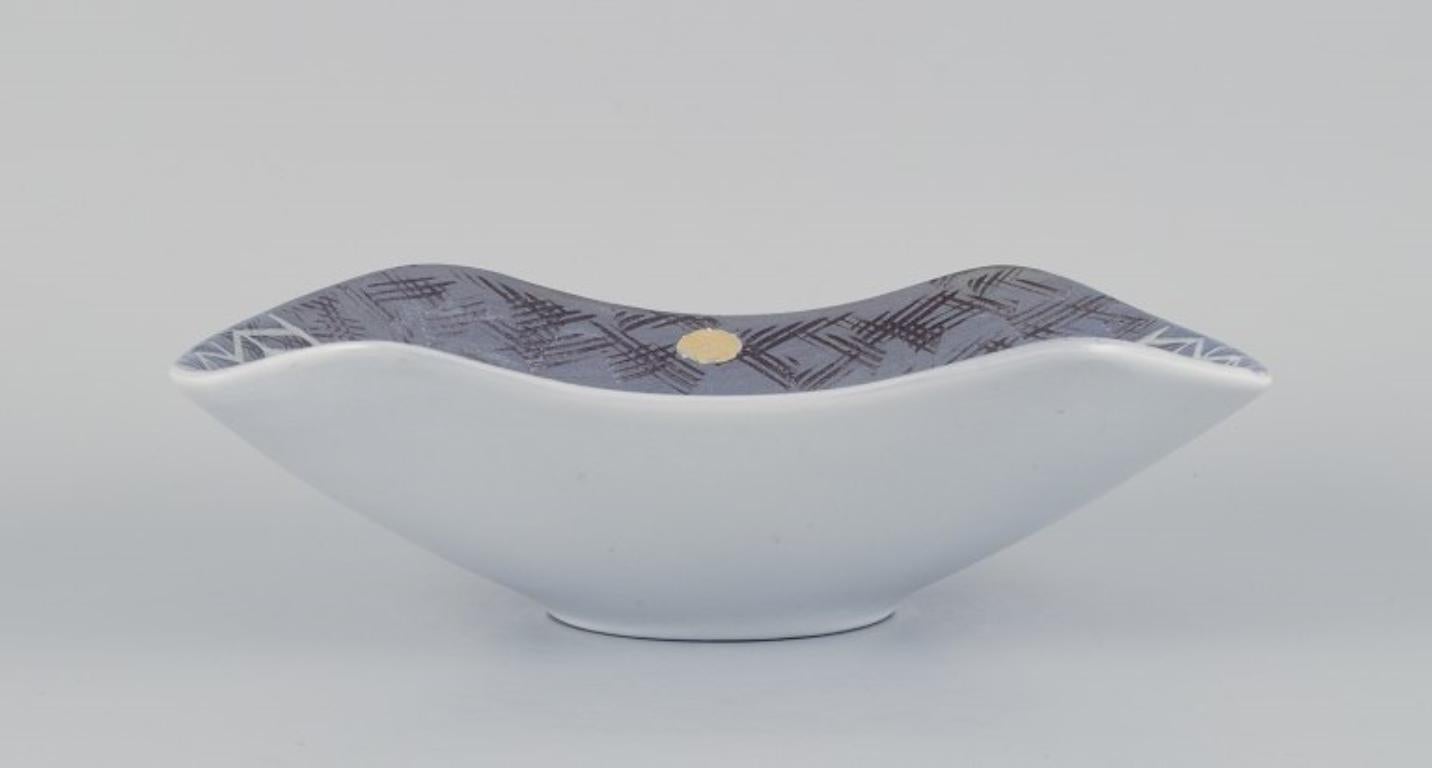Mari Simmulson for Upsala-Ekeby.
Large ceramic bowl in a modernist design with a grey-toned glaze.
Approximately from the 1960s.
Model 4328.
Marked.
Perfect condition.
Label.
Dimensions: 29.6 cm x 20.6 cm x 7.0 cm.