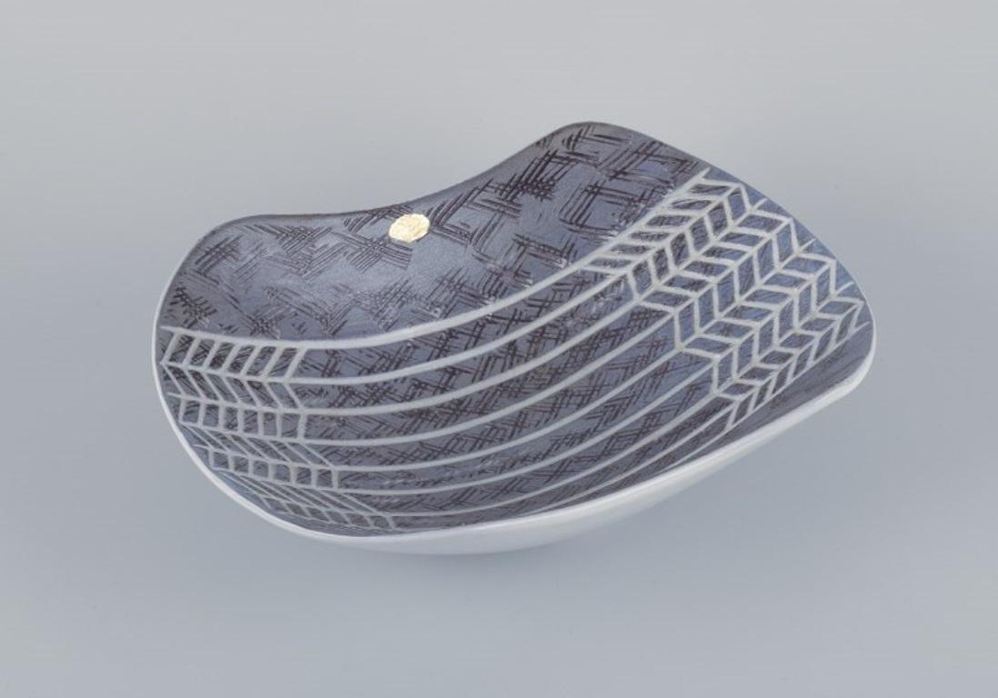 Scandinavian Modern Mari Simmulson for Upsala-Ekeby. Large ceramic bowl in a modernist design For Sale