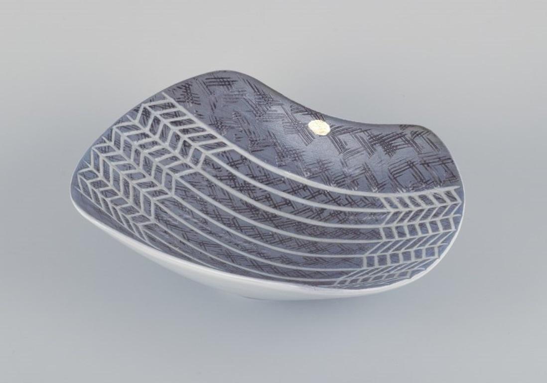 Swedish Mari Simmulson for Upsala-Ekeby. Large ceramic bowl in a modernist design For Sale