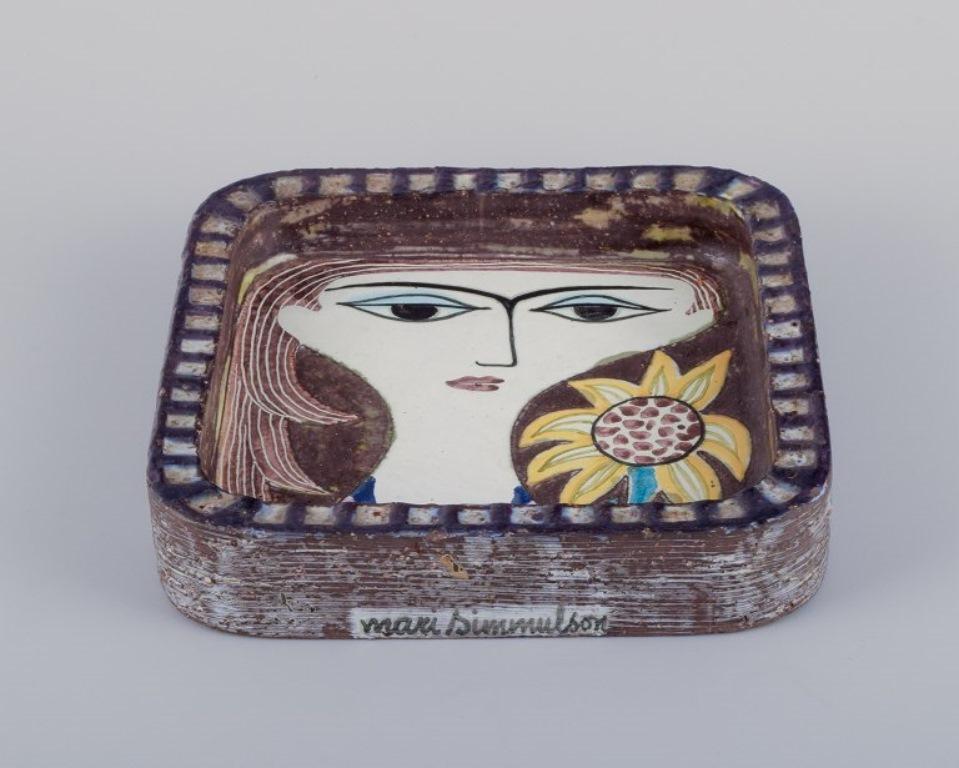 Mari Simmulson (1911-2000) for Upsala Ekeby. 
Large ceramic bowl with polychrome decoration.
Featuring a woman's face and a sunflower.
Model 4157.
Marked.
In excellent condition with minor signs of use.
Dimensions: Diameter 22.0 cm x Height 4.3