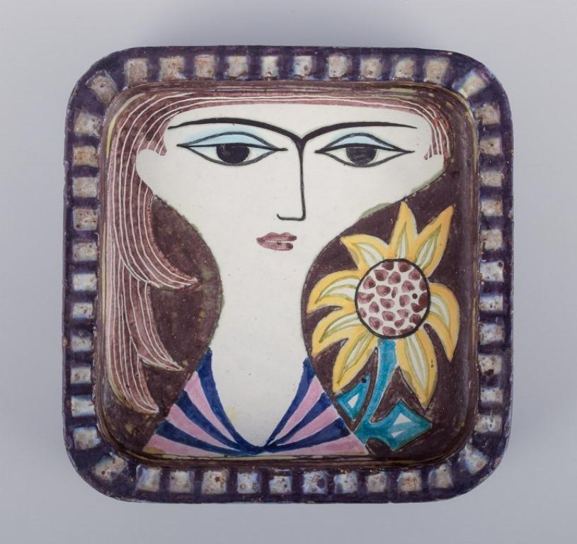 Scandinave moderne Mari Simmulson pour Upsala Ekeby. Grand bol en céramique avec le visage de la femme. en vente