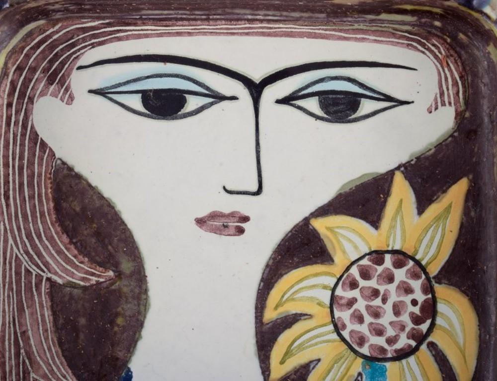 Suédois Mari Simmulson pour Upsala Ekeby. Grand bol en céramique avec le visage de la femme. en vente