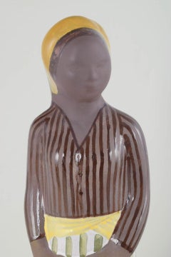Mari Simmulson per Upsala Ekeby. Grande statuetta in ceramica raffigurante una donna. Anni ’60