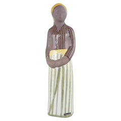 Mari Simmulson per Upsala Ekeby. Grande statuetta in ceramica raffigurante una donna. Anni ’60