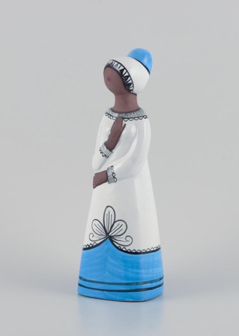 Scandinave moderne Mari Simmulson pour Upsala Ekeby. Grande figurine de femme en céramique. en vente
