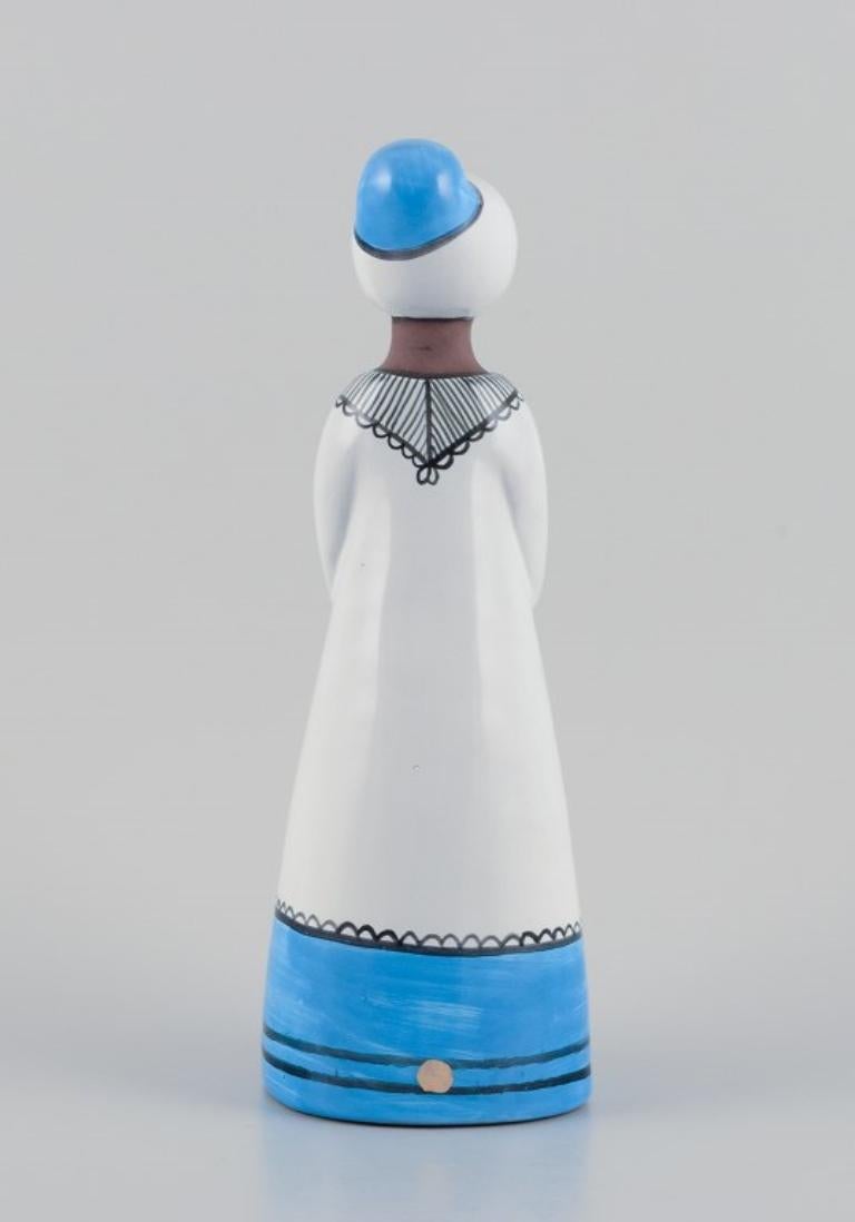 Mari Simmulson for Upsala Ekeby. Large ceramic figurine of woman. In Excellent Condition For Sale In Copenhagen, DK