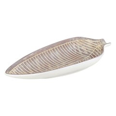 Mari Simmulson for Upsala Ekeby. Large leaf-shaped dish in ceramic. 1960s