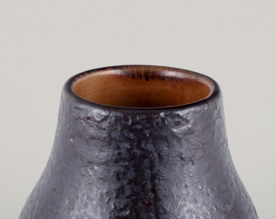 Scandinavo moderno Mari Simmulson per Upsala Ekeby. Vaso in ceramica Onyx con smalto dai toni neri in vendita